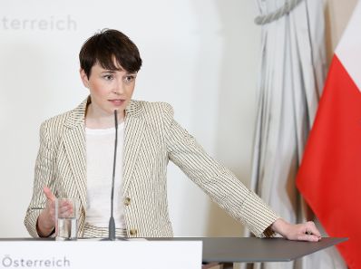 Am 26. Juni 2024 nahmen Bundesminister Martin Polaschek und Klubobfrau Sigrid Maurer (im Bild) am Pressefoyer nach dem Ministerrat teil.