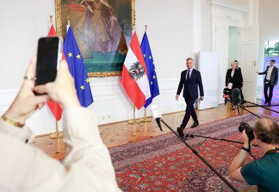 Am 17. September 2025 nahmen (v.l.n.r.) Bundesminister Wolfgang Hattmannsdorfer, Bundesministerin Anna Sporrer und Klubobmann Yannick Shetty am Doorstep vor dem Ministerrat teil.