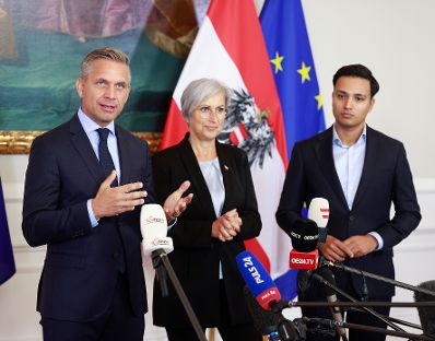 Am 17. September 2025 nahmen (v.l.n.r.) Bundesminister Wolfgang Hattmannsdorfer, Bundesministerin Anna Sporrer und Klubobmann Yannick Shetty am Doorstep vor dem Ministerrat teil.