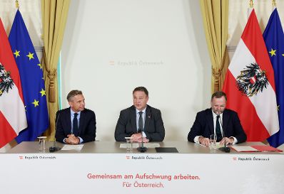 Am 17. September 2025 nahmen (v.l.n.r.) Bundesminister Wolfgang Hattmannsdorfer, Vizekanzler Andreas Babler und Staatssekret&auml;r Sepp Schellhorn am Pressefoyer nach dem Ministerrat teil.