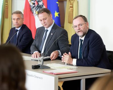 Am 17. September 2025 nahmen (v.l.n.r.) Bundesminister Wolfgang Hattmannsdorfer, Vizekanzler Andreas Babler und Staatssekret&auml;r Sepp Schellhorn am Pressefoyer nach dem Ministerrat teil.