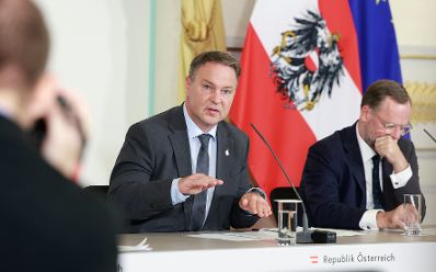 Am 17. September 2025 nahmen Bundesminister Wolfgang Hattmannsdorfer, Vizekanzler Andreas Babler (l.) und Staatssekret&auml;r Sepp Schellhorn (r.) am Pressefoyer nach dem Ministerrat teil.