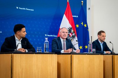 Am 24. September 2025 nahmen (v.l.n.r.) Klubobmann Yannick Shetty, Bundesminister Gerhard Karner und Klubobmann Philip Kucher am Pressefoyer nach dem Ministerrat teil.