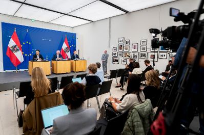 Am 24. September 2025 nahmen (v.l.n.r.) Klubobmann Yannick Shetty, Bundesminister Gerhard Karner und Klubobmann Philip Kucher am Pressefoyer nach dem Ministerrat teil.