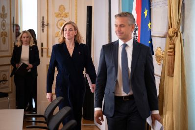 Am 1. Oktober 2025 nahmen Bundesministerin Beate Meinl-Reisinger (m.), Bundesminister Wolfgang Hattmannsdorfer (r.) und Staatssekret&auml;rin Michaela Schmid (l.) am Pressefoyer nach dem Ministerrat teil.