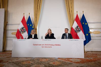 Am 1. Oktober 2025 nahmen Bundesministerin Beate Meinl-Reisinger (m.), Bundesminister Wolfgang Hattmannsdorfer (r.) und Staatssekret&auml;rin Michaela Schmid (l.) am Pressefoyer nach dem Ministerrat teil.