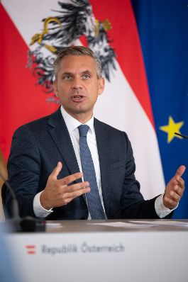 Am 1. Oktober 2025 nahmen Bundesministerin Beate Meinl-Reisinger, Bundesminister Wolfgang Hattmannsdorfer (im Bild) und Staatssekret&auml;rin Michaela Schmid am Pressefoyer nach dem Ministerrat teil.