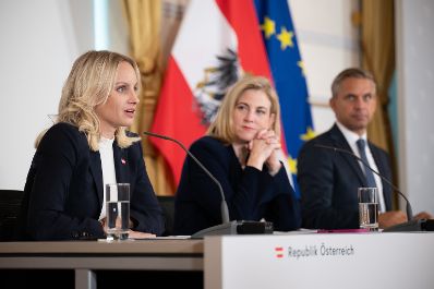 Am 1. Oktober 2025 nahmen Bundesministerin Beate Meinl-Reisinger (m.), Bundesminister Wolfgang Hattmannsdorfer (r.) und Staatssekret&auml;rin Michaela Schmid (l.) am Pressefoyer nach dem Ministerrat teil.