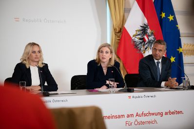 Am 1. Oktober 2025 nahmen Bundesministerin Beate Meinl-Reisinger (m.), Bundesminister Wolfgang Hattmannsdorfer (r.) und Staatssekret&auml;rin Michaela Schmid (l.) am Pressefoyer nach dem Ministerrat teil.