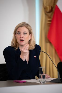 Am 1. Oktober 2025 nahmen Bundesministerin Beate Meinl-Reisinger (im Bild), Bundesminister Wolfgang Hattmannsdorfer und Staatssekret&auml;rin Michaela Schmid am Pressefoyer nach dem Ministerrat teil.