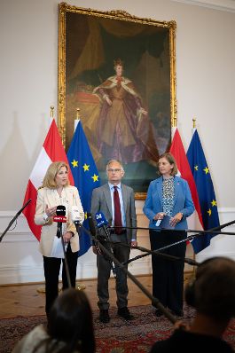 Am 8.Oktober 2025 nahmen Bundesministerin Beate Meinl-Reisinger (l.), Bundesminister Markus Marterbauer (m.) und Staatssekret&auml;rin Barbara Eibinger-Miedl (r.) am Doorstep vor dem Ministerrat teil.