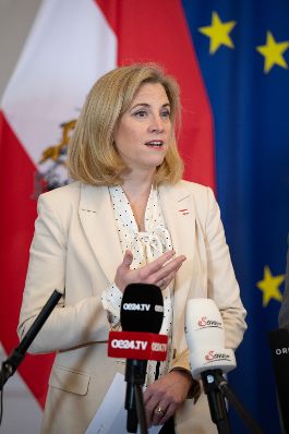 Am 8.Oktober 2025 nahmen Bundesministerin Beate Meinl-Reisinger (im Bild), Bundesminister Markus Marterbauer und Staatssekret&auml;rin Barbara Eibinger-Miedl am Doorstep vor dem Ministerrat teil.