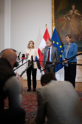 Am 8.Oktober 2025 nahmen Bundesministerin Beate Meinl-Reisinger (l.), Bundesminister Markus Marterbauer (m.) und Staatssekret&auml;rin Barbara Eibinger-Miedl (r.) am Doorstep vor dem Ministerrat teil.