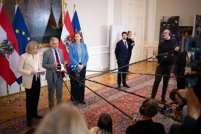 Am 8.Oktober 2025 nahmen Bundesministerin Beate Meinl-Reisinger (l.), Bundesminister Markus Marterbauer (2.v.l.) und Staatssekret&auml;rin Barbara Eibinger-Miedl (3.v.l.) am Doorstep vor dem Ministerrat teil.