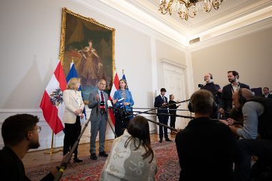 Am 8.Oktober 2025 nahmen Bundesministerin Beate Meinl-Reisinger, Bundesminister Markus Marterbauer und Staatssekret&auml;rin Barbara Eibinger-Miedl am Doorstep vor dem Ministerrat teil.