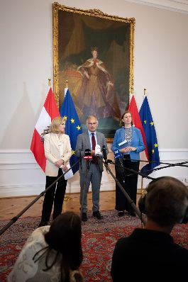 Am 8.Oktober 2025 nahmen Bundesministerin Beate Meinl-Reisinger (l.), Bundesminister Markus Marterbauer (m.) und Staatssekret&auml;rin Barbara Eibinger-Miedl (r.) am Doorstep vor dem Ministerrat teil.