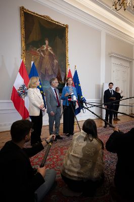 Am 8.Oktober 2025 nahmen Bundesministerin Beate Meinl-Reisinger (2.v.l.), Bundesminister Markus Marterbauer (3.v.l.) und Staatssekret&auml;rin Barbara Eibinger-Miedl (4.v.l.) am Doorstep vor dem Ministerrat teil.