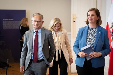 Am 8.Oktober 2025 nahmen Bundesministerin Beate Meinl-Reisinger (m.), Bundesminister Markus Marterbauer (l.) und Staatssekret&auml;rin Barbara Eibinger-Miedl (r.) am Doorstep vor dem Ministerrat teil.