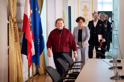 Am 8. Oktober 2025 nahmen Bundesministerin Korinna Schumann (l.), Staatssekret&auml;rin Elisabeth Zehetner (2.v.l.) und Staatssekret&auml;r Sepp Schellhorn (3.v.l.) am Pressefoyer nach dem Ministerrat teil.