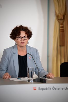 Am 8. Oktober 2025 nahmen Bundesministerin Korinna Schumann, Staatssekret&auml;rin Elisabeth Zehetner (im Bild) und Staatssekret&auml;r Sepp Schellhorn am Pressefoyer nach dem Ministerrat teil.