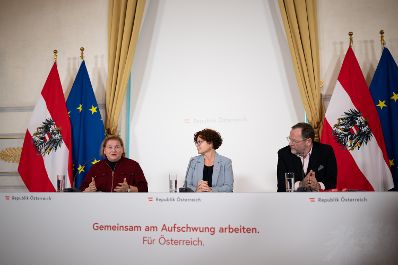 Am 8. Oktober 2025 nahmen Bundesministerin Korinna Schumann (l.), Staatssekret&auml;rin Elisabeth Zehetner (m.) und Staatssekret&auml;r Sepp Schellhorn (r.) am Pressefoyer nach dem Ministerrat teil.