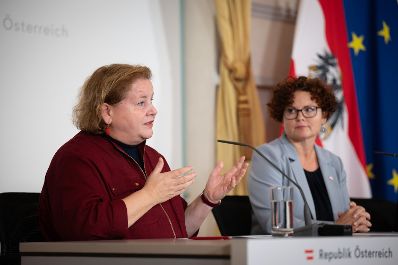 Am 8. Oktober 2025 nahmen Bundesministerin Korinna Schumann (l.), Staatssekret&auml;rin Elisabeth Zehetner (r.) und Staatssekret&auml;r Sepp Schellhorn am Pressefoyer nach dem Ministerrat teil.
