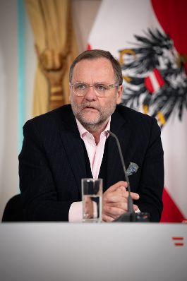 Am 8. Oktober 2025 nahmen Bundesministerin Korinna Schumann, Staatssekret&auml;rin Elisabeth Zehetner und Staatssekret&auml;r Sepp Schellhorn (im Bild) am Pressefoyer nach dem Ministerrat teil.