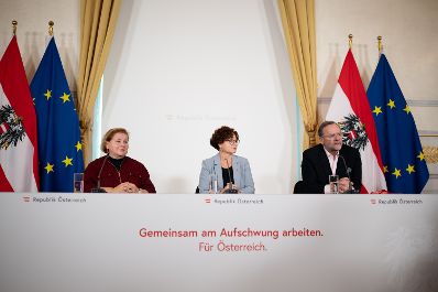 Am 8. Oktober 2025 nahmen Bundesministerin Korinna Schumann (l.), Staatssekret&auml;rin Elisabeth Zehetner (m.) und Staatssekret&auml;r Sepp Schellhorn (r.) am Pressefoyer nach dem Ministerrat teil.