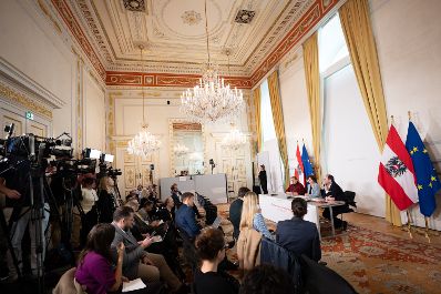 Am 8. Oktober 2025 nahmen Bundesministerin Korinna Schumann, Staatssekret&auml;rin Elisabeth Zehetner und Staatssekret&auml;r Sepp Schellhorn am Pressefoyer nach dem Ministerrat teil.