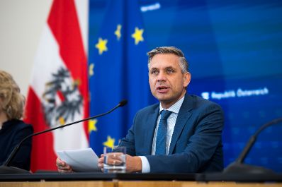 Am 15. Oktober 2025 nahmen Bundesminister Wolfgang Hattmannsdorfer (im Bild), Bundesministerin Eva-Maria Holzleitner und Staatssekret&auml;r Sepp Schellhorn am Pressefoyer nach dem Ministerrat teil.