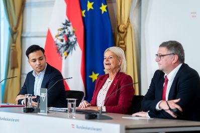 Am 29. Oktober 2025 nahmen (v.l.n.r.) Klubobmann Yannick Shetty, Bundesministerin Klaudia Tanner und Staatssekret&auml;r J&ouml;rg Leichtfried am Pressefoyer nach dem Ministerrat teil.