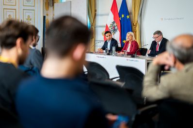 Am 29. Oktober 2025 nahmen (v.l.n.r.) Klubobmann Yannick Shetty, Bundesministerin Klaudia Tanner und Staatssekret&auml;r J&ouml;rg Leichtfried am Pressefoyer nach dem Ministerrat teil.