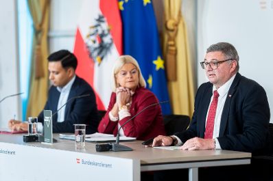 Am 29. Oktober 2025 nahmen (v.l.n.r.) Klubobmann Yannick Shetty, Bundesministerin Klaudia Tanner und Staatssekret&auml;r J&ouml;rg Leichtfried am Pressefoyer nach dem Ministerrat teil.
