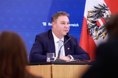 Am 18. November 2025 nahmen Bundesministerin Beate Meinl-Reisinger, Vizekanzler Andreas Babler (im Bild) und Bundesminister Wolfgang Hattmannsdorfer am Pressefoyer nach dem Ministerrat teil.