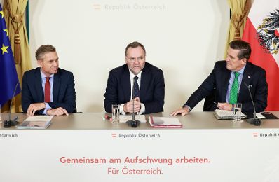 Am 3. Dezember 2025 nahmen Bundesminister Wolfgang Hattmannsdorfer (l.), Staatssekret&auml;r Sepp Schellhorn (m.) und Bundesminister Peter Hanke (r.) am Pressefoyer nach dem Ministerrat teil.