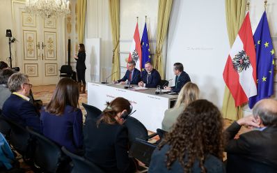Am 3. Dezember 2025 nahmen Bundesminister Wolfgang Hattmannsdorfer (l.), Staatssekret&auml;r Sepp Schellhorn (m.) und Bundesminister Peter Hanke (r.) am Pressefoyer nach dem Ministerrat teil.