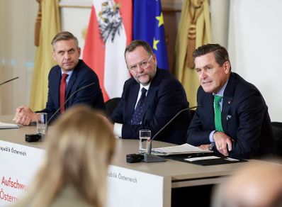Am 3. Dezember 2025 nahmen Bundesminister Wolfgang Hattmannsdorfer (l.), Staatssekret&auml;r Sepp Schellhorn (m.) und Bundesminister Peter Hanke (r.) am Pressefoyer nach dem Ministerrat teil.
