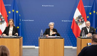 Am 10. Dezember 2025 nahmen (v.l.n.r.) Staatssekret&auml;rin Barbara Eibinger-Miedl, Bundesministerin Anna Sporrer und Staatssekret&auml;r Josef Schellhorn am Pressefoyer nach dem Ministerrat teil.