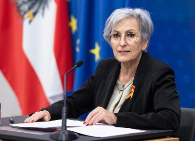 Am 10. Dezember 2025 nahmen Staatssekret&auml;rin Barbara Eibinger-Miedl, Bundesministerin Anna Sporrer (im Bild) und Staatssekret&auml;r Josef Schellhorn am Pressefoyer nach dem Ministerrat teil.