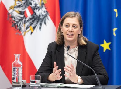 Am 10. Dezember 2025 nahmen Staatssekret&auml;rin Barbara Eibinger-Miedl (im Bild), Bundesministerin Anna Sporrer und Staatssekret&auml;r Josef Schellhorn am Pressefoyer nach dem Ministerrat teil.
