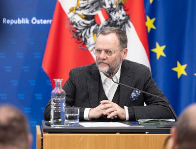 Am 10. Dezember 2025 nahmen Staatssekret&auml;rin Barbara Eibinger-Miedl, Bundesministerin Anna Sporrer und Staatssekret&auml;r Josef Schellhorn (im Bild) am Pressefoyer nach dem Ministerrat teil.