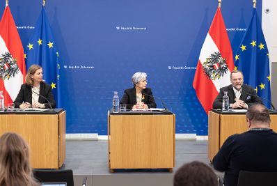 Am 10. Dezember 2025 nahmen (v.l.n.r.) Staatssekret&auml;rin Barbara Eibinger-Miedl, Bundesministerin Anna Sporrer und Staatssekret&auml;r Josef Schellhorn am Pressefoyer nach dem Ministerrat teil.