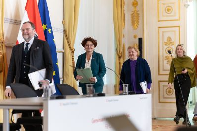 Am 7. J&auml;nner 2026 nahmen Bundesministerin Korinna Schumann (2.v.r.), Staatssekret&auml;rin Elisabeth Zehetner (2.v.l.) und Staatssekret&auml;r Josef Schellhorn (l.) am Pressefoyer nach dem Ministerrat teil.