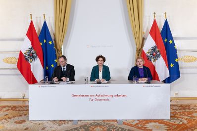 Am 7. J&auml;nner 2026 nahmen Bundesministerin Korinna Schumann (r.), Staatssekret&auml;rin Elisabeth Zehetner (m.) und Staatssekret&auml;r Josef Schellhorn (l.) am Pressefoyer nach dem Ministerrat teil.