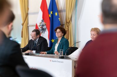Am 7. J&auml;nner 2026 nahmen Bundesministerin Korinna Schumann (m.r.), Staatssekret&auml;rin Elisabeth Zehetner (m.) und Staatssekret&auml;r Josef Schellhorn (m.l.) am Pressefoyer nach dem Ministerrat teil.