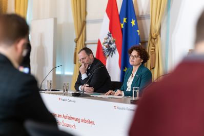 Am 7. J&auml;nner 2026 nahmen Bundesministerin Korinna Schumann, Staatssekret&auml;rin Elisabeth Zehetner (m.r.) und Staatssekret&auml;r Josef Schellhorn (m.l.) am Pressefoyer nach dem Ministerrat teil.