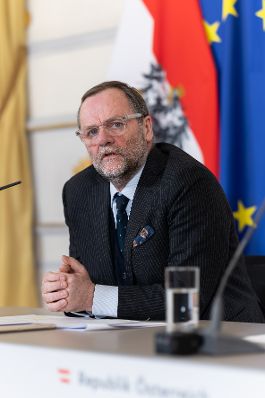 Am 7. J&auml;nner 2026 nahmen Bundesministerin Korinna Schumann, Staatssekret&auml;rin Elisabeth Zehetner und Staatssekret&auml;r Josef Schellhorn (im Bild) am Pressefoyer nach dem Ministerrat teil.