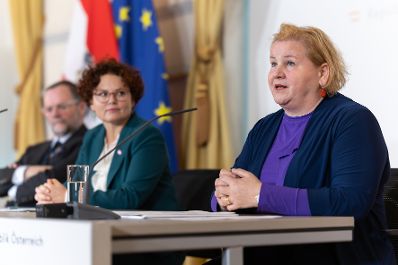 Am 7. J&auml;nner 2026 nahmen Bundesministerin Korinna Schumann (r.), Staatssekret&auml;rin Elisabeth Zehetner (m.) und Staatssekret&auml;r Josef Schellhorn (l.) am Pressefoyer nach dem Ministerrat teil.