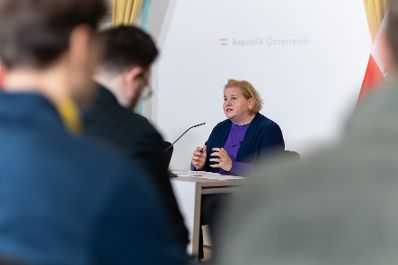 Am 7. J&auml;nner 2026 nahmen Bundesministerin Korinna Schumann (m.), Staatssekret&auml;rin Elisabeth Zehetner und Staatssekret&auml;r Josef Schellhorn am Pressefoyer nach dem Ministerrat teil.
