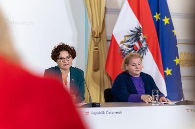 Am 7. J&auml;nner 2026 nahmen Bundesministerin Korinna Schumann (r.), Staatssekret&auml;rin Elisabeth Zehetner (l.) und Staatssekret&auml;r Josef Schellhorn am Pressefoyer nach dem Ministerrat teil.